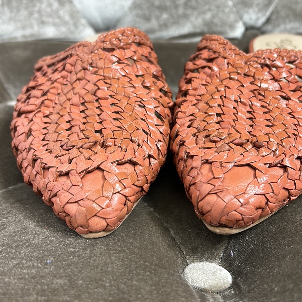 42 Gold Charmed basket weave woven leather mules - Picture 5 of 7